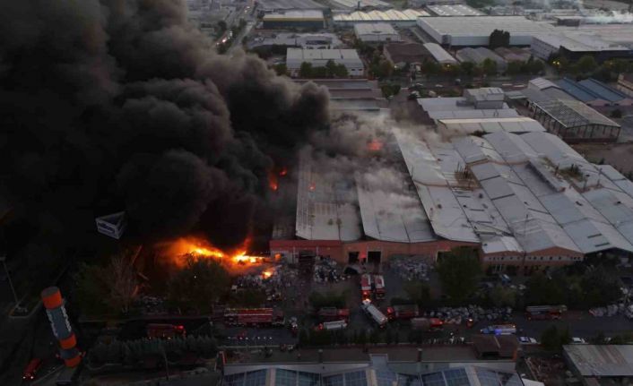 Kayseri’deki fabrika yangını sürüyor: İtfaiye ekipleri yangını söndürmek için yoğun çaba sarf ediyor