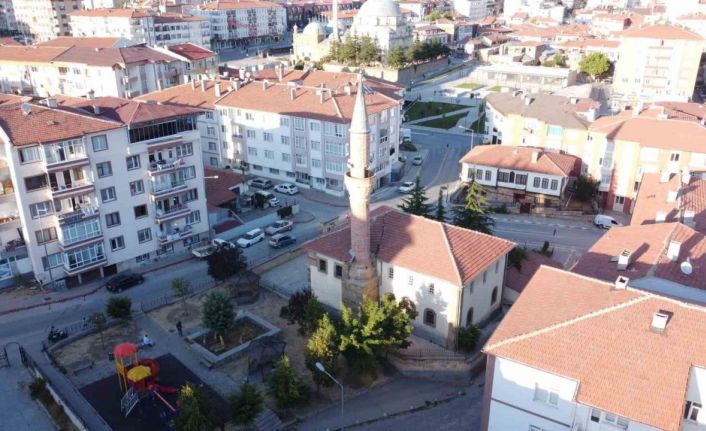 Kayyımzade camisi geçen iki yüz yıla rağmen tüm ihtişamıyla ayakta duruyor