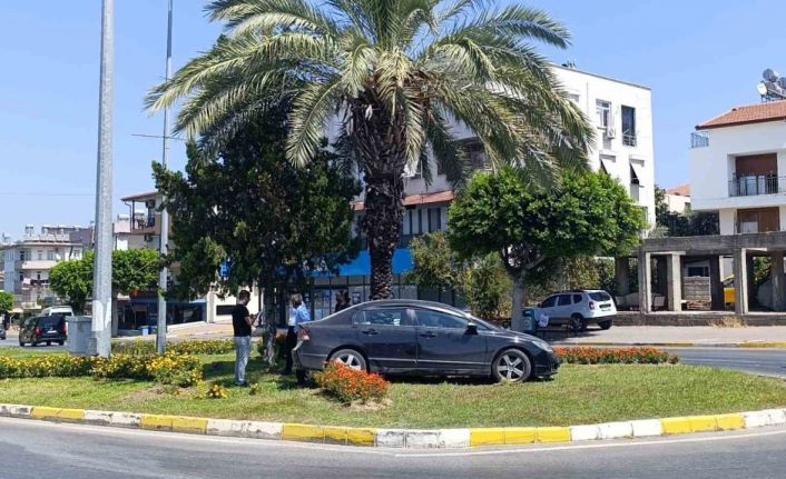 Kaza yapan otomobil refüje çıkarak durabildi