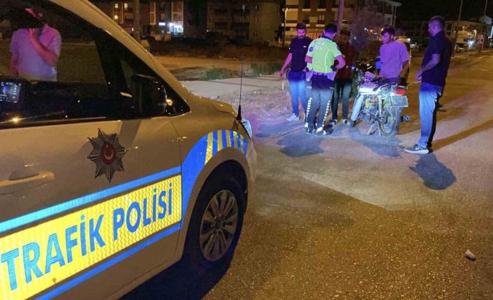 Kazaya karışan plakasız motosiklet trafikten men edildi