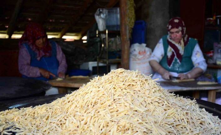 Kemah’ta kadınların imece usulü kış hazırlığı telaşı