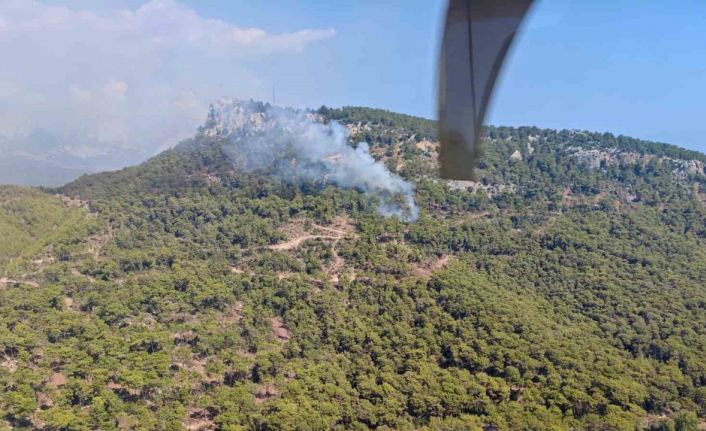Kemer’de ormanlık alanda çıkan yangına havadan ve karadan müdahale