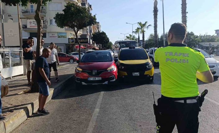 Kendisini bekleyen araca koşarken otomobil çarptı: O anlar güvenlik kamerasında