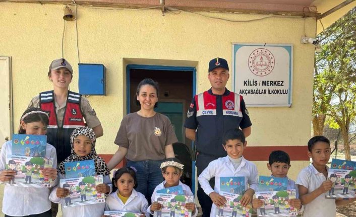 Kilis’te jandarmadan öğrencilere dergi ve hediye