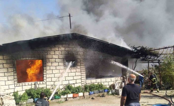 Kırıkhan’da müstakil ev alevlere teslim oldu