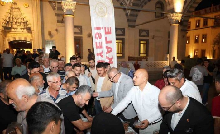 Kırıkkale Belediyesi’nden kandil programında lokma ikramı