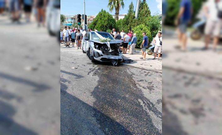 Kırmızı ışık ihlali yapan araç, gelin arabasıyla çarpıştı: 1 yaralı