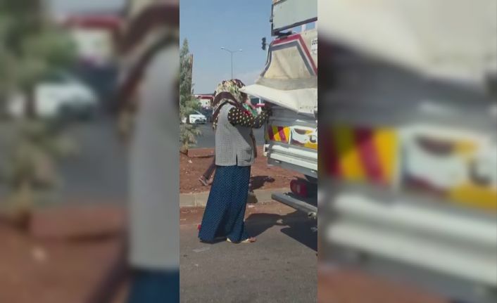 Kırmızı ışıkta duran kamyonetten biber çaldılar