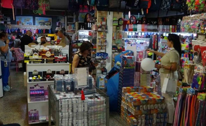 Kırtasiyeciler de veliler de bu seneki okul alışverişi maliyetlerinden memnun
