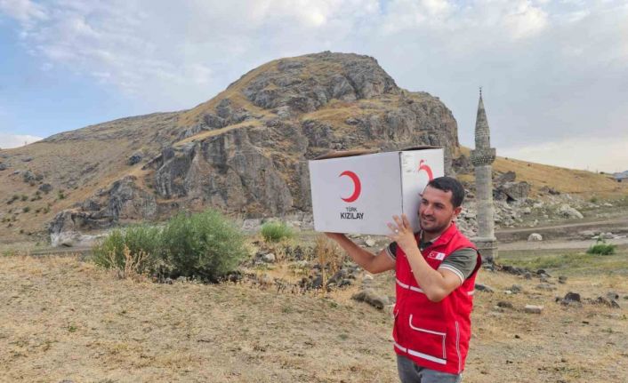 Kızılay gönüllüleri Ağrı’da köy ziyaretleriyle çocukları sevindirdi