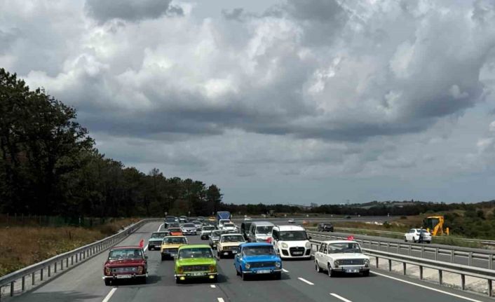 Klasik otomobil tutkunları Arnavutköy’de bir araya geldi