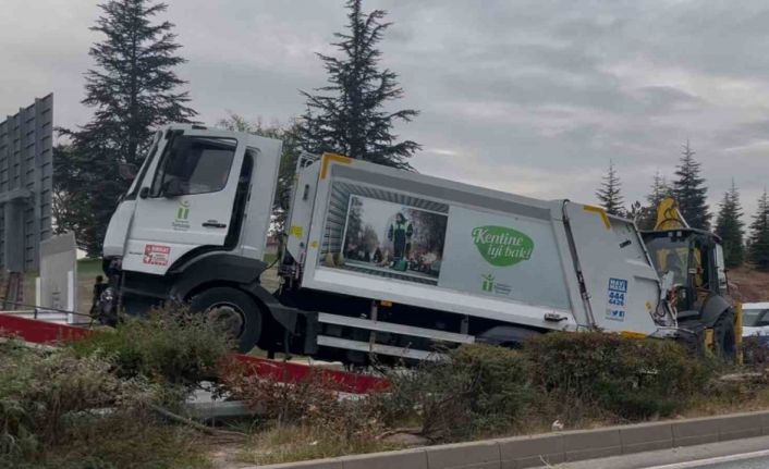Kontrolden çıkan çöp kamyonu ağaçları yatırarak refüje çıktı