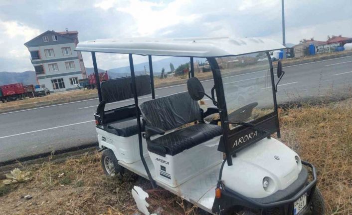 Kontrolden çıkan golf aracı yol kenarına savruldu, sürücü yaralandı