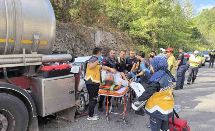 Kontrolden çıkan otomobil asit yüklü tankere çarptı: 5 yaralı