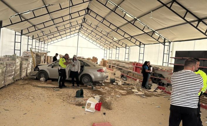 Kontrolden çıkan otomobil iş yerine girdi