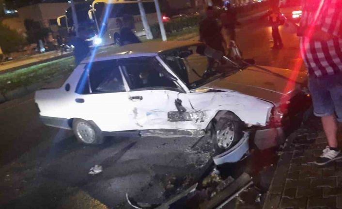 Kontrolden çıkan otomobil kamyonetlere çarptı: 3 yaralı