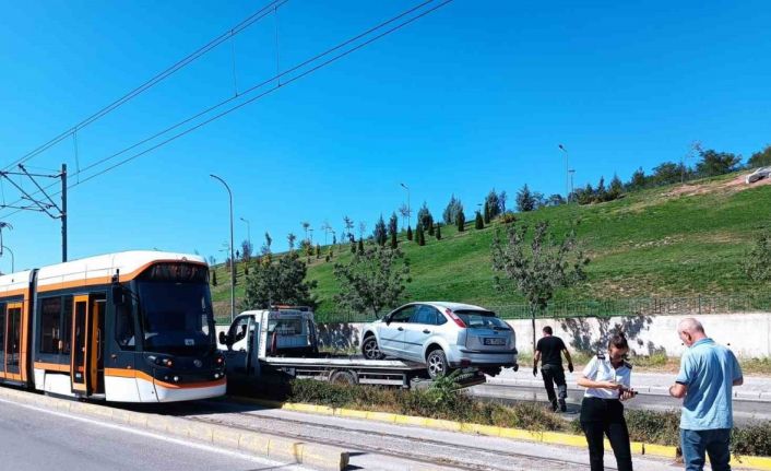 Kontrolden çıkan otomobil tramvay yoluna girdi, seferler aksadı