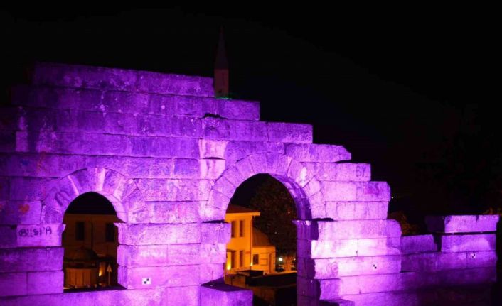 Konuralp Antik Kent Halk Sağlığı Haftası’nda mor ışıklandırıldı