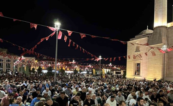 Konya’da Mevlid Kandili’nde vatandaşlar camileri doldurdu