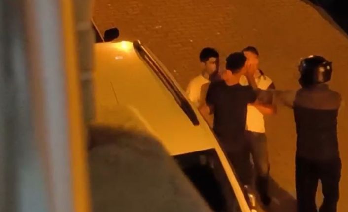 Köşeye sıkıştırdıkları genci önce dövüp sonra motor anahtarını aldılar