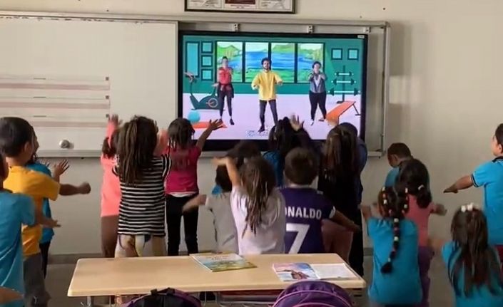 Köy okulunda akıllı tahta sevinci