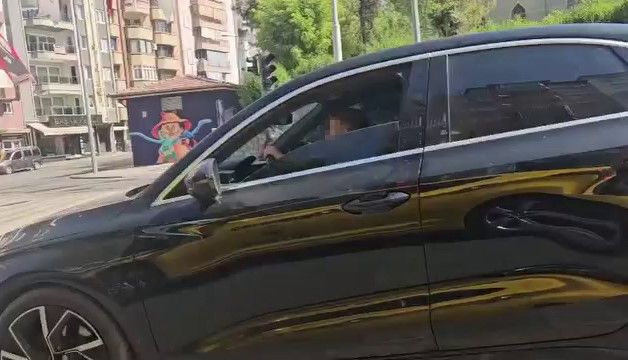 Küçük çocuğa trafikte otomobil kullandırdılar