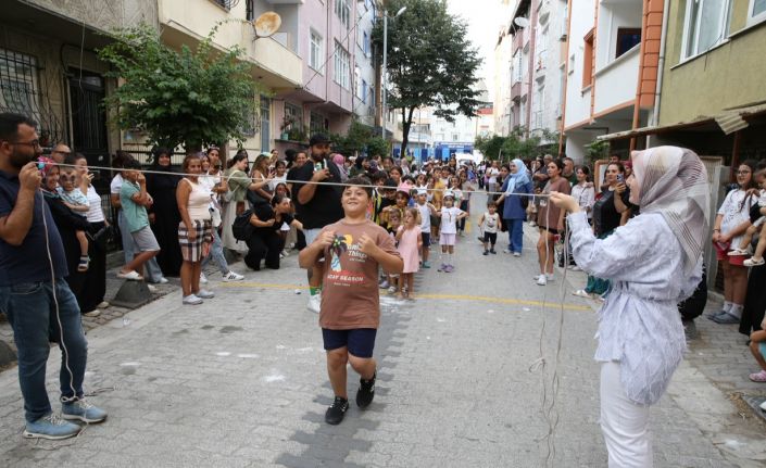 Küçükçekmece’de binlerce çocuk ‘sokakta oyun var’ ile yaz tatilinin tadını çıkarttı
