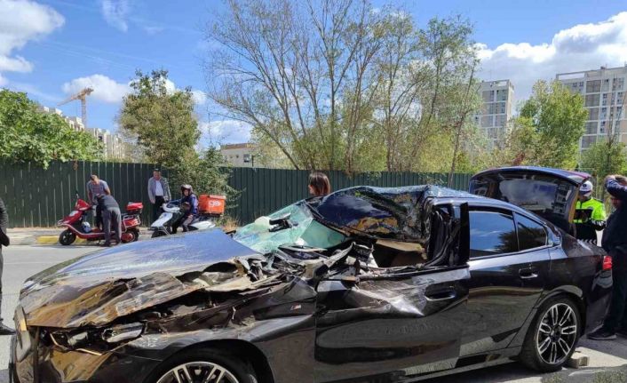 Küçükçekmece’de hızını alamayan lüks otomobil park halindeki tırın altına girdi