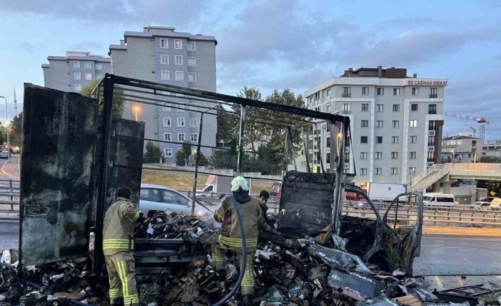 Küçükçekmece’de kargo yüklü kamyonet alev alev yandı