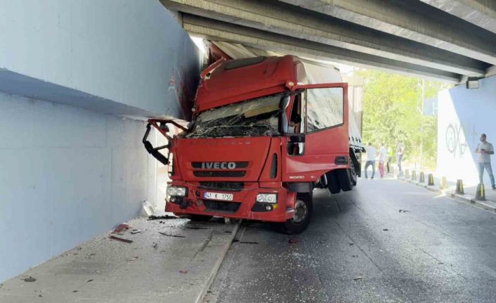 Küçükçekmece’de tır altgeçide sıkıştı