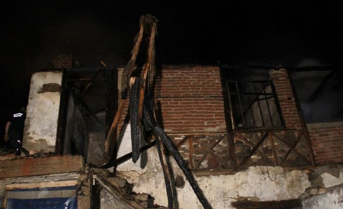 Kula’da gece saatlerinde yangın paniği