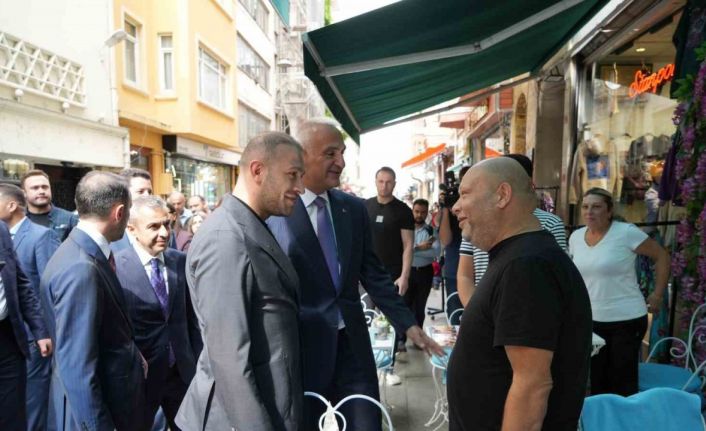 Kültür ve Turizm Bakanı Ersoy, İstiklal Caddesi esnafını ziyaret etti