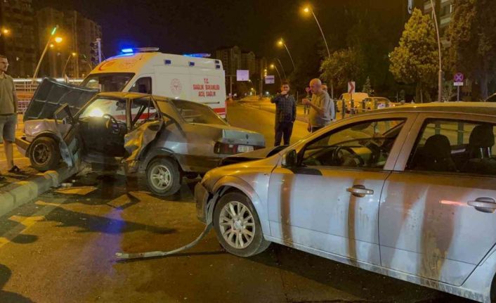 Kuş türü araba ortadan büküldü: 3 yaralı