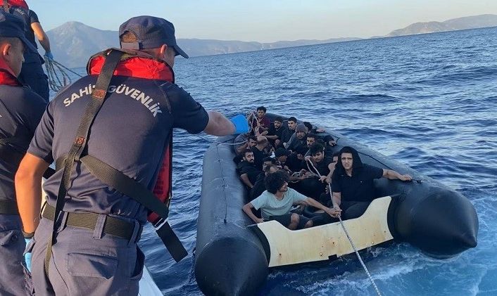 Kuşadası açıklarında 19 düzensiz göçmen kurtarıldı