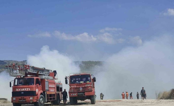 Kuşadası’nda hafriyat ve moloz döküm alanında çıkan yangın kontrol altında alındı