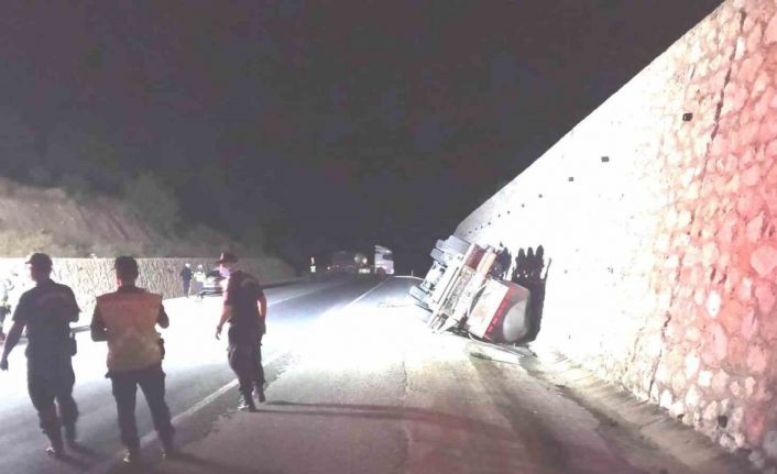 Kütahya’da asit yüklü tanker devrildi: 1 yaralı