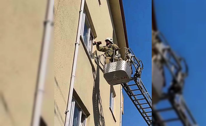 Lavaboda felaşan şahıs, evin camı kırılarak kurtarıldı