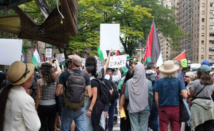 Liderler BM’de hitap ederken BM çevresinde Filistin protestosu