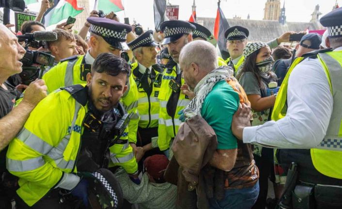 Londra’da düzenlenen Filistin’e destek gösterisinde 890 kişi gözaltına alındı