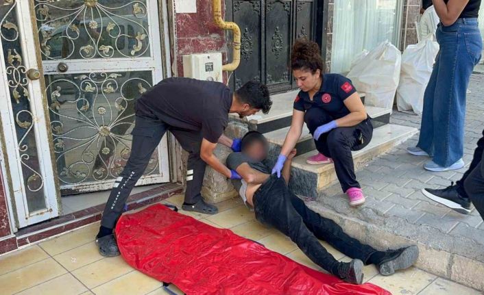 Madde bağımlısı kaldırıma yığılıp kaldı