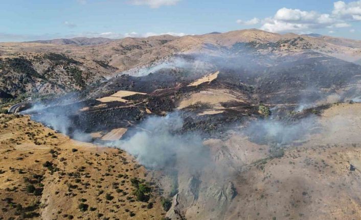 Makilik alanda çıkan yangın rüzgarın etkisiyle büyüdü, ekiplerin müdahalesi sürüyor