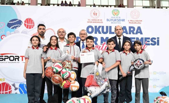 Malatya Büyükşehir’den okullara spor malzemesi desteği