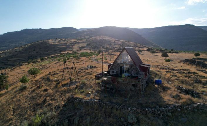Malatya’da bin 600 rakımdaki bungalov evi görenler bir daha bakıyor