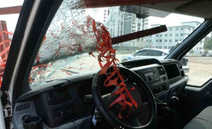 Malatya’da feci kaza: Demir korkuluk sürücünün kafasına saplandı