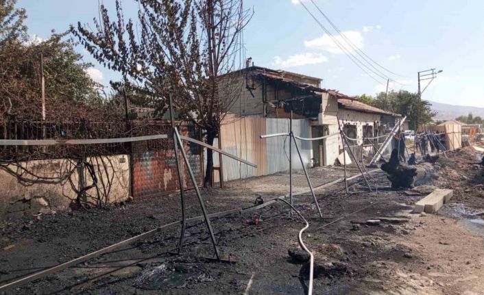 Malatya’da inşaat şantiyesinde çıkan yangın evlere sıçradı