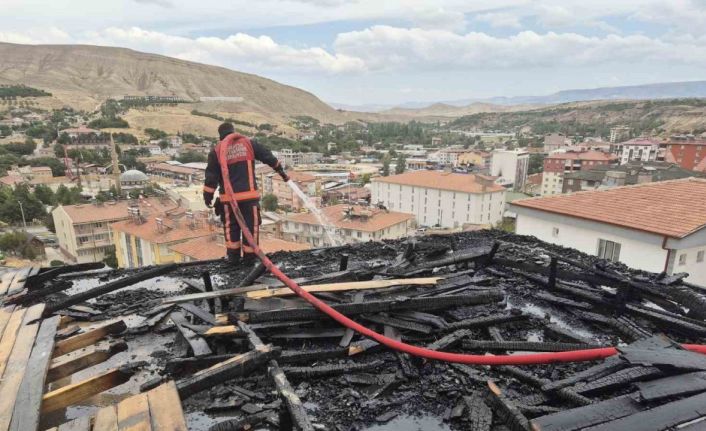 Malatya’da korkutan çatı yangını