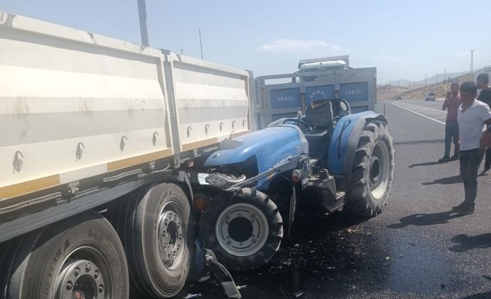 Malatya’da tır ile çarpışan traktörün sürücüsü yaralandı