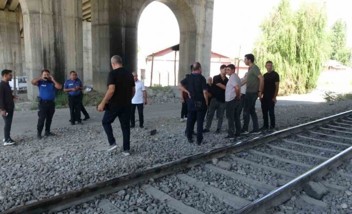 Malatya’da yük treninin çarptığı kişi hayatını kaybetti