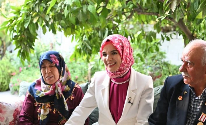 Manisa’da 48 yıllık evli çifte Bakan Göktaş’tan tebrik