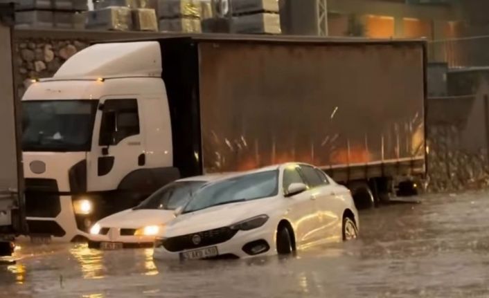 Manisa’da sağanak yağış sokakları göle çevirdi